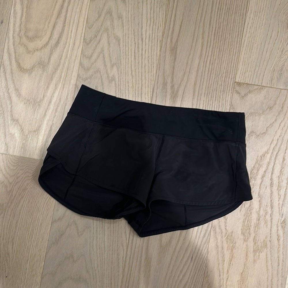 LuluLemon Women’s  size 6 black speed up lined short 2.5”